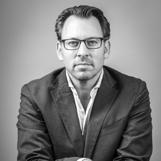 Dr. Thomas Scholz ist der Spezialist für Bauchdeckenstraffungen und Gründer von Signature Aesthetics Dr. Thomas Scholz ist der Spezialist für Bauchdeckenstraffungen und Gründer von Signature Aesthetics
