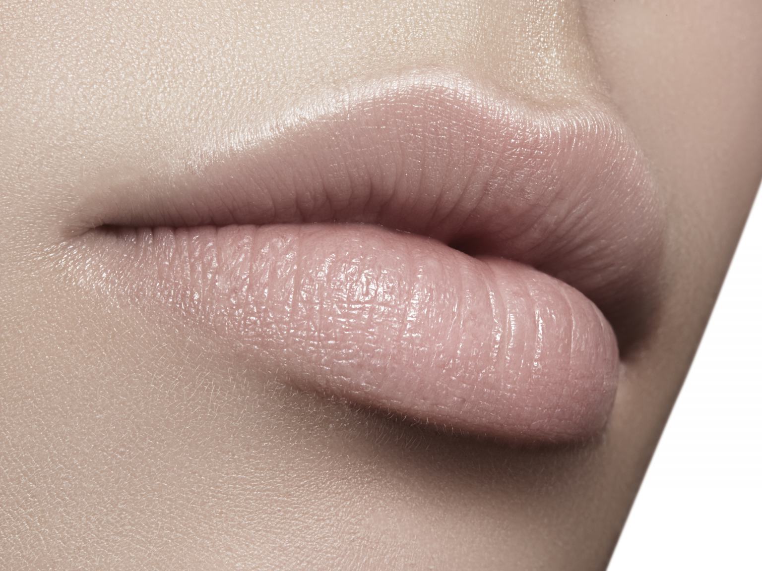 lippenvergroesserung-volle-lippen-439264987